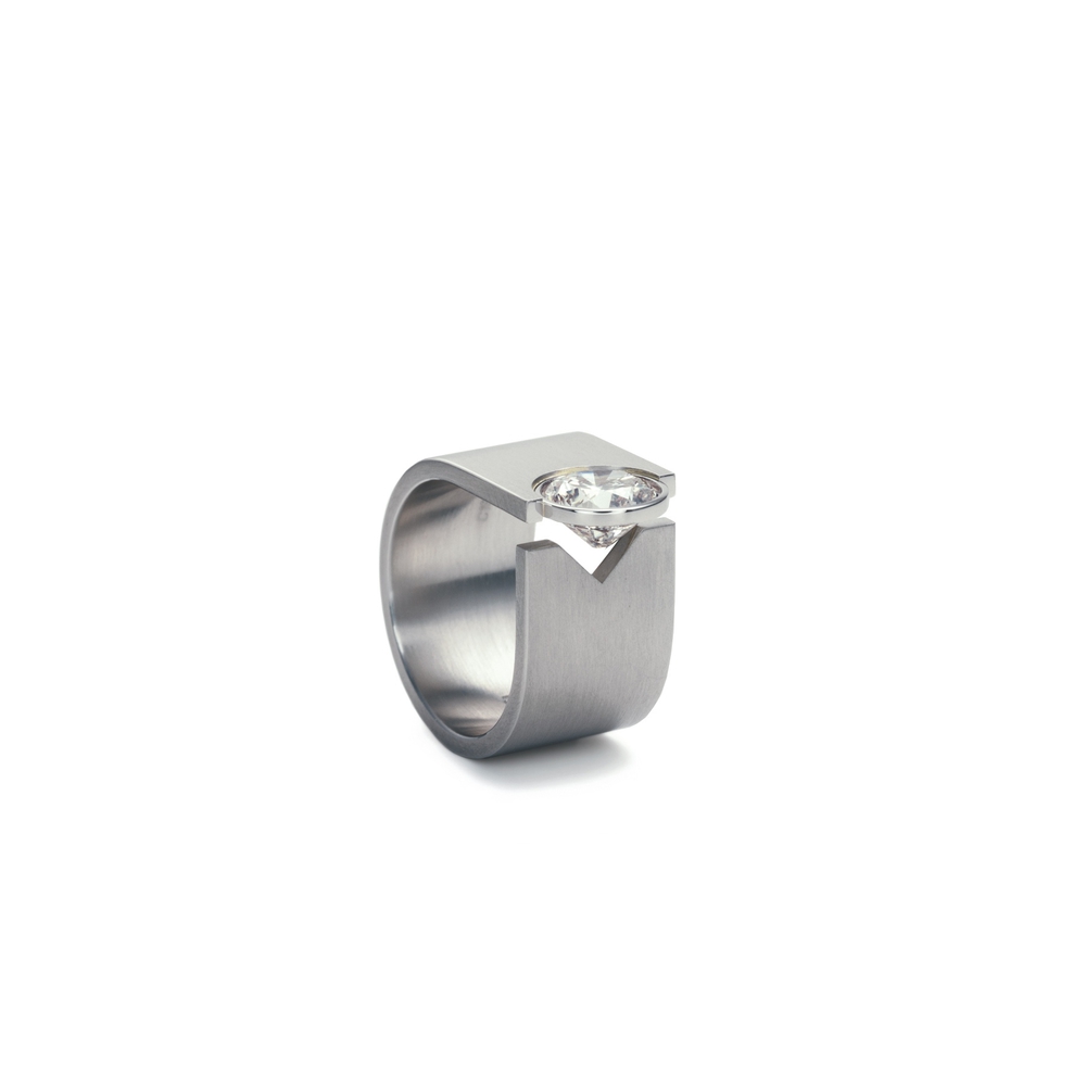 Niessing - NIESSING PERFORMANCE NEVER IDENTICAl, ALWAYS IN SYNC A wedding  ring to mark the fresh start into an exciting future together. Niessing  Performance keeps moments and memories of your deep love