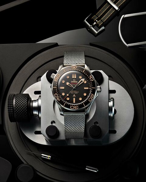 OMEGA-seamaster-diver-jamesbond-007-210.90.42.20.01.001-uhr-titanium-juwelierlauferminden