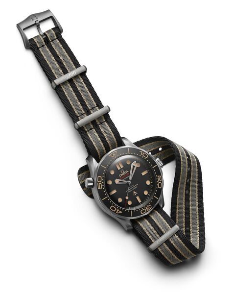 OMEGA-seamaster-diver-jamesbond-007-210.90.42.20.01.001-uhr-titanium-textilband-juwelierlauferminden