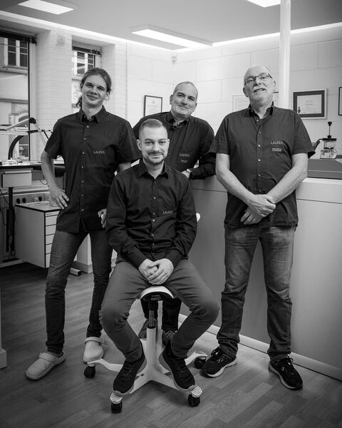 uhrenwerkstatt-uhren-team-mitarbeiter-uhrmacher-juwelierlauferminden-header-1