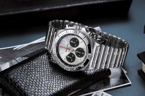 01_chronomat-b01-42-with-a-silver-dial-and-black-contrasting-chronograph-counters-2