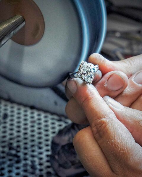 hansdkrieger-schmuck-diamanten-gold-finejuwellery-polieren-juwelierlauferminden