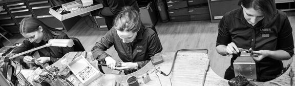 goldschmiede-schmuck-gold-diamanten-team-werkstatt-juwelierlauferminden-header-0