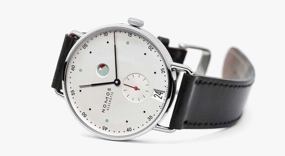 nomos-glashuette-1101-metro-datum-gangreserve-uhr-juwelierlauferminden-mobil