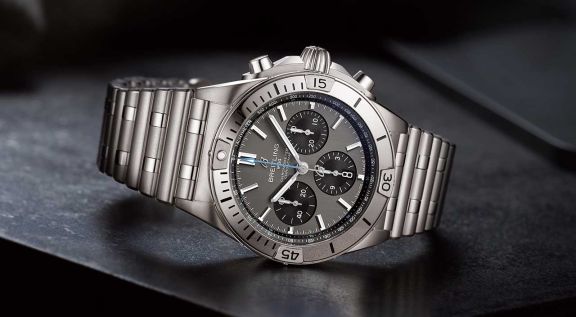 ChronomatB01_42_Titanium_EB0134101M1E1_StillLife_RVB-mobil