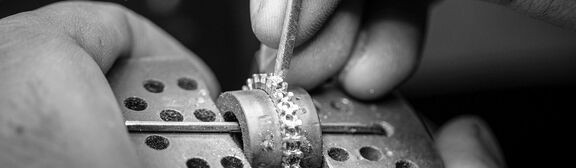 goldschmiede-schmuck-gold-diamanten-juwelierlauferminden-header-1