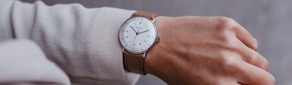 junghans-max-bill-handaufzug-uhr-juwelierlauferminden